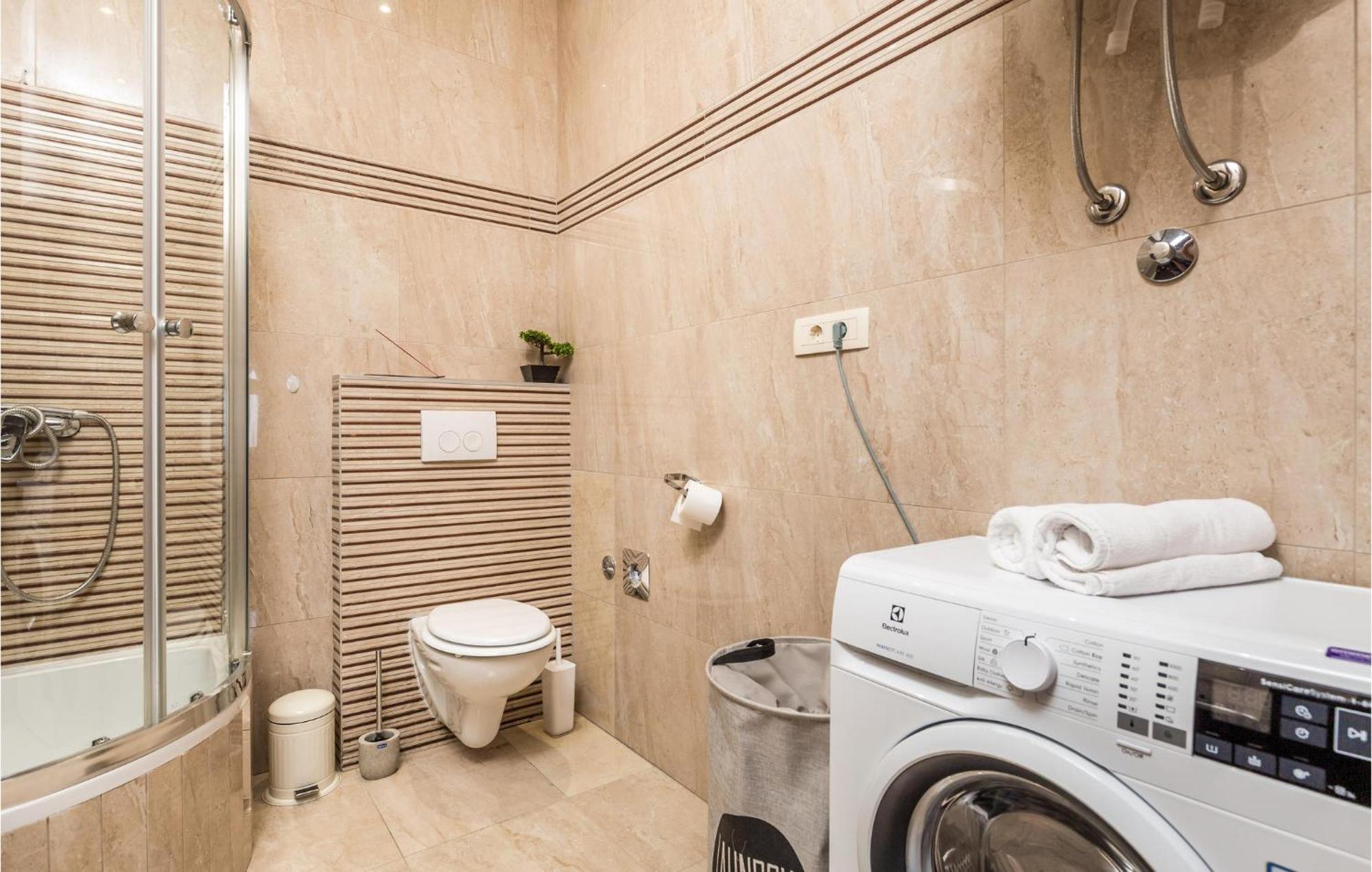 2 Bedroom Amazing Apartment In Rijeka Ngoại thất bức ảnh