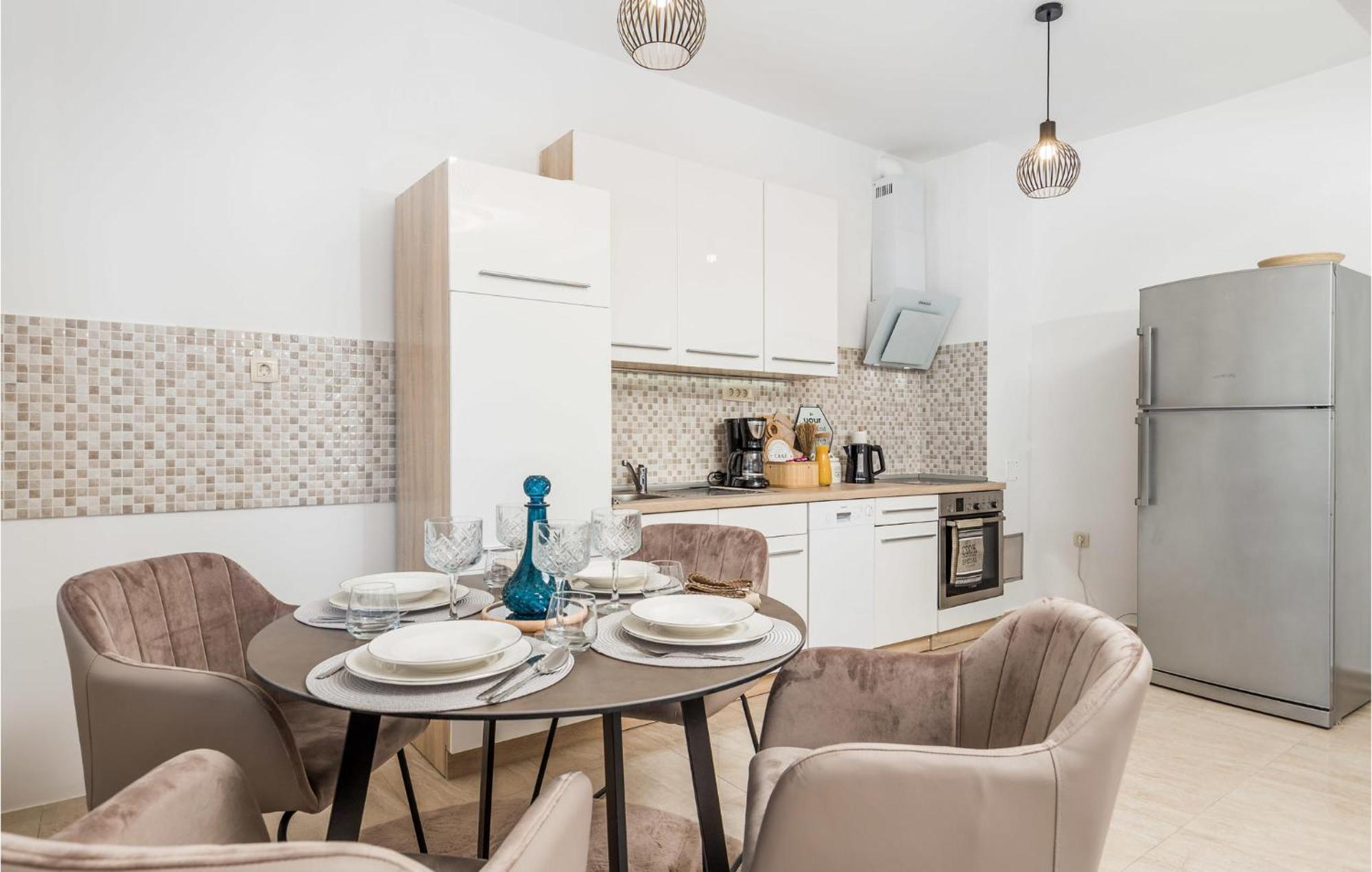 2 Bedroom Amazing Apartment In Rijeka Ngoại thất bức ảnh