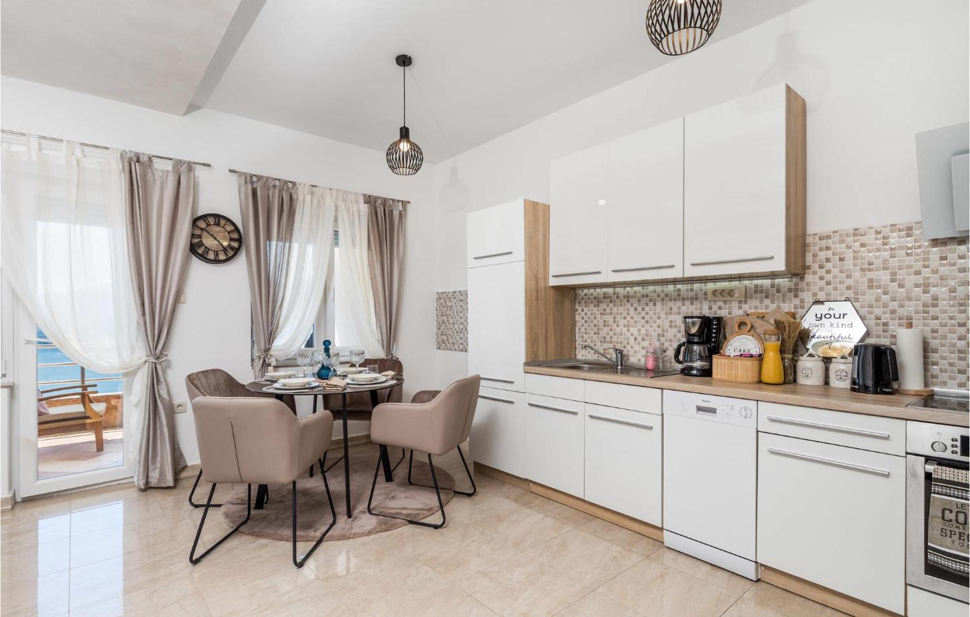 2 Bedroom Amazing Apartment In Rijeka Ngoại thất bức ảnh